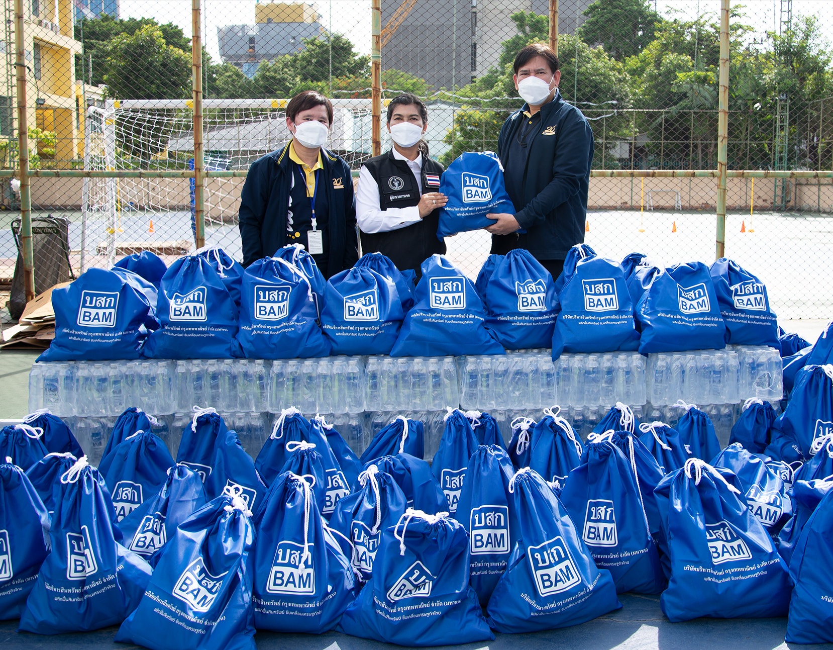 BAM มอบถุงยังชีพและน้ำดื่มช่วยเหลือชาวชุมชนบ่อนไก่