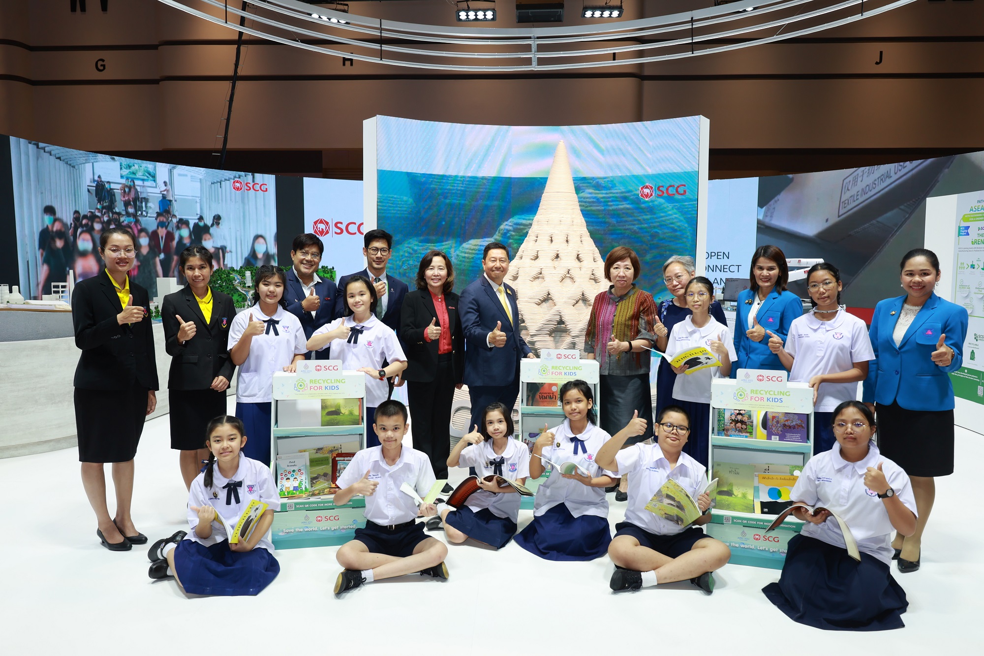เอสซีจี ร่วมกับ APEC 2022 Thailandมอบชั้นหนังสือกระดาษรีไซเคิลแก่เยาวชน ต่อยอด Green Meeting ลดขยะ ลดโลกร้อน