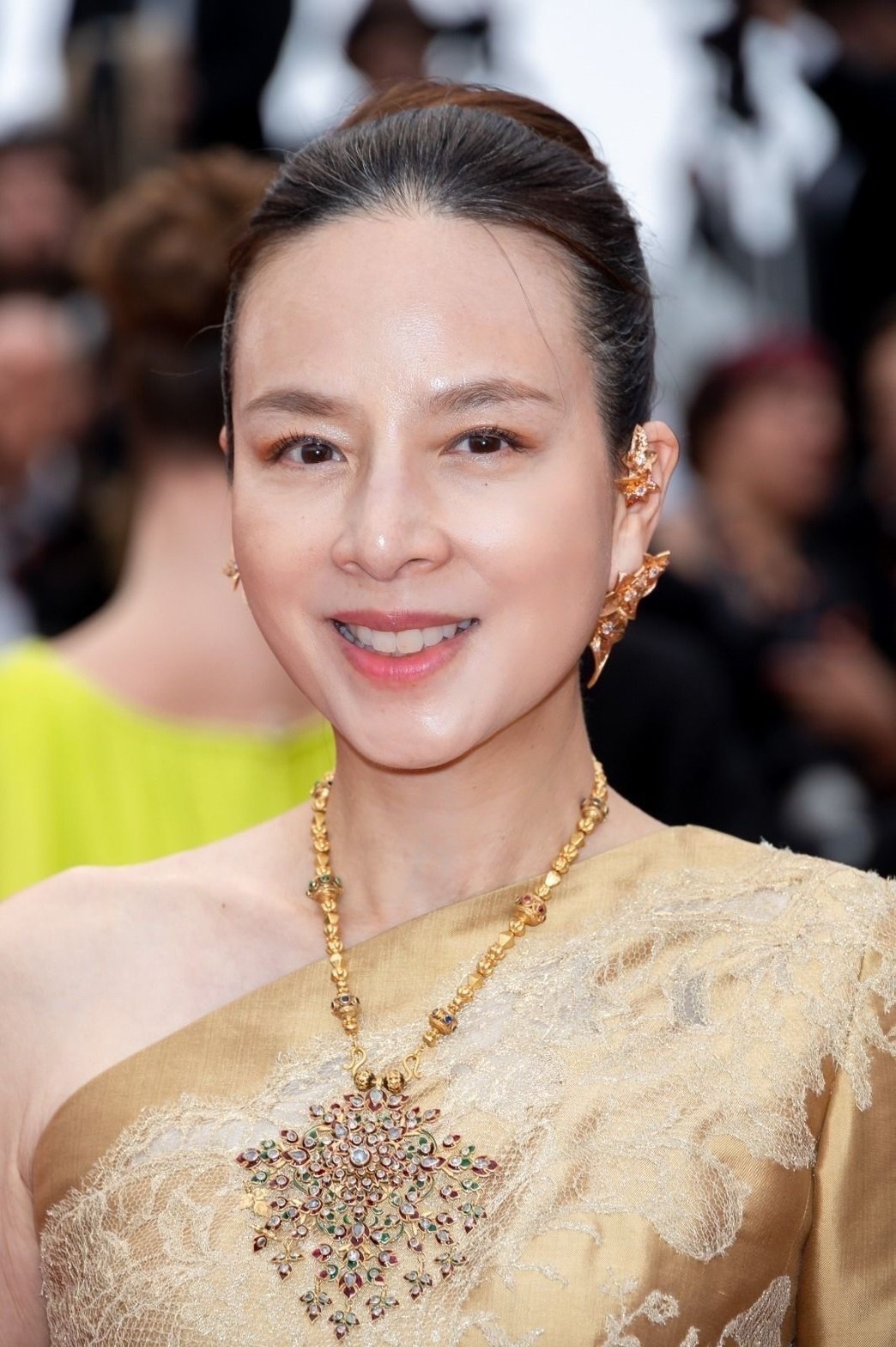 “มาดามแป้ง” นวลพรรณ ล่ำซำ ซีอีโอ บมจ. เมืองไทยประกันภัย และผู้จัดการทีมฟุตบอลชาติไทย เฉิดฉายในชุดผ้าไหมไทย ในเทศกาลหนังเมืองคานส์ ครั้งที่ 76 หรือ Festival de Cannes 2023